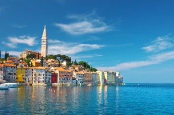 Panoramica di città sulla costa della Croazia